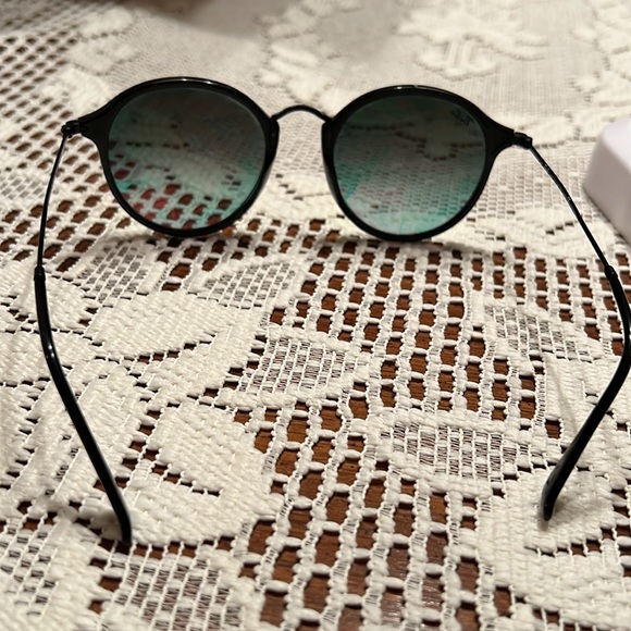 Ray-Ban Sunglasses - Picture 3 of 7